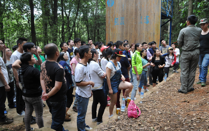 2014年8月16日尊龙凯时利来人生就是搏集团组织部分员工进行团队拓展，在最后环节的“毕业墙”活动中，大家收获很大，体会到了团队力量的伟大和团队协作精神的重要性。