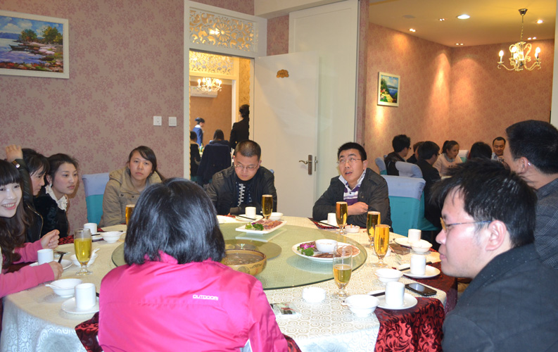在2013年新年来临之际，昆明尊龙凯时利来人生就是搏网络公司组织全体员工聚餐和温莎K歌。在2012年里，尊龙凯时利来人生就是搏顺利完成了集团整合和办公室扩充搬迁，并获得了客户和业界的广泛认可；在新的一年里，尊龙凯时利来人生就是搏人将把握机遇、再接再砺，努力完善售后服务和强化服务品质，力争在2013年内客户总数突破5000家，为打造云南网络营销而努力。