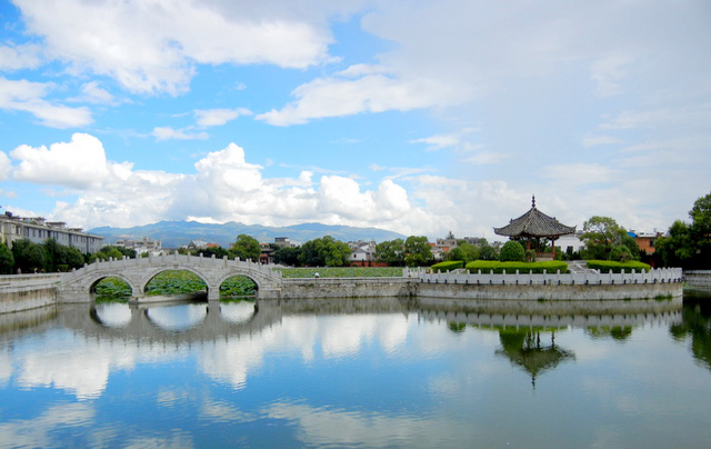 建水古称临安，亦名巴甸，是一座历史文化名城，距离昆明以南220公里处。建水城最早是南诏时修筑的土城，明洪武二十年（1387年）扩建为砖城。城周六里三、城墙高二丈五尺，四门有城楼，楼为三层，各高四丈，非常壮观。 建水人文鼎盛，在元代就始建庙学，明洪武年间建临安府学，万历年间建立建水州儒学。