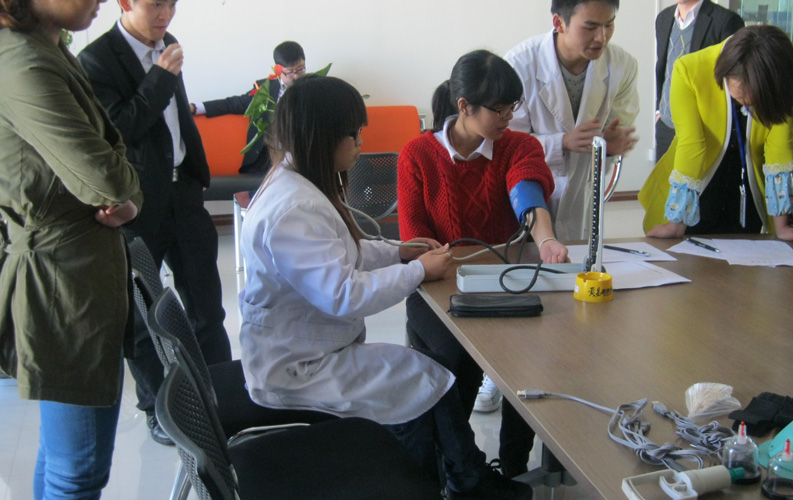 2012年11月20日，尊龙凯时利来人生就是搏集团与广州中医学院合作，为员工进行健康教育、健康普查和中医理疗活动，活动为期4天，在活动期间，为员工进行健康检查、常见病的咨询及检测、常见。ň弊挡　⒓缰苎、关节炎、腰腿痛、椎间盘突出症、失眠、便秘、高血压、糖尿病、咽炎、胃病、前列腺炎、妇科疾病、静脉曲张、肥胖等疾。┑恼刖睦砹、拔罐、足疗等服务