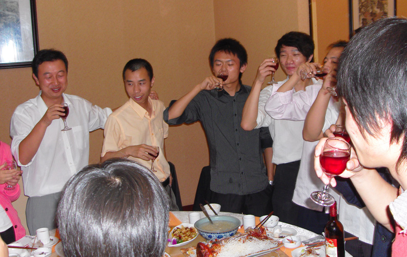 2009年9月24日，为迎接中秋佳节来临，庆祝60周年国庆，答谢尊龙凯时利来人生就是搏员工为公司快速发展所做出贡献，尊龙凯时利来人生就是搏网络公司进行了员工欢唱活动。尊龙凯时利来人生就是搏是一个年轻的团队，也是一个充满活力的团队，也将是一个快乐的团队。