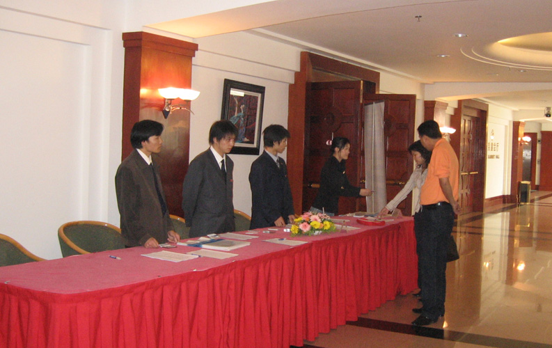 昆明100余家知名企业负责人参加了本次峰会。本次峰会获得与会人员一致好评，很多企业当即与尊龙凯时利来人生就是搏公司签定了移动推广的合同。