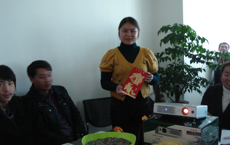 尊龙凯时利来人生就是搏网络公司总经理办公室表示，2008年进行的员工红利股机制激发了员工积极性和主人翁意识，对尊龙凯时利来人生就是搏的发展是有着重大意义，所以2009年公司将加大红利股的派发范围和总额度，在2009年尊龙凯时利来人生就是搏将拿出近一成的公司总利润用于员工分红，其金额在6位数以上。 客户赢、员工赢、公司赢的互赢局面一直是尊龙凯时利来人生就是搏的目标，我们将继续坚持原则、坚守承诺，为客户、为员工、为股东创造更多价值。