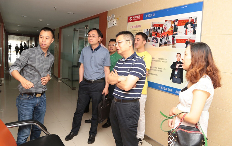 重庆市渝北区人民政府相关领导莅临云南AG尊龙凯时人生就是搏集团考察，双方将于近日签订投资合同，AG尊龙凯时人生就是搏集团将在重庆投资设立控股子公司和200人规模的技术研发基地
