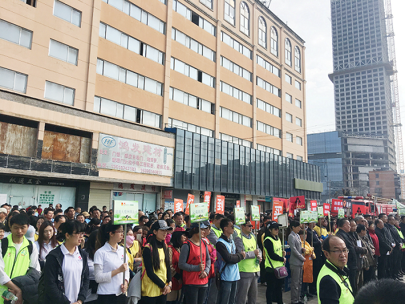 2017年3月5日，是我国第54个学雷锋纪念日。3月份的春天万物复苏，百花齐放。阳光透过淡薄的云层照耀着大地，它的万道金光愉快地普照着万物。春风拂面,是那么清柔,那么亲切,就像是雷锋的精神一直温暖着、鼓舞着我们!