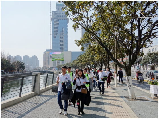 一路上，志愿者把“学雷锋践行动 树新风做好事 做志愿者”的精神传扬到大街小巷，把雷锋为人民服务的志愿精神带到城市的每个角落。